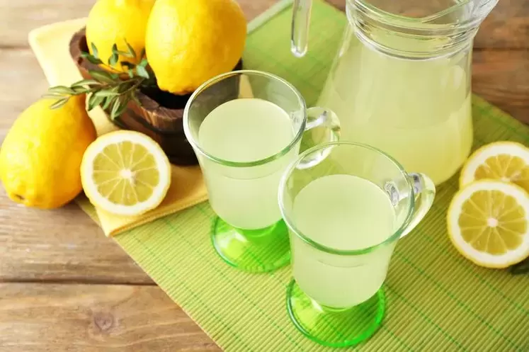 Zitronenwasser zum Trinken Diät