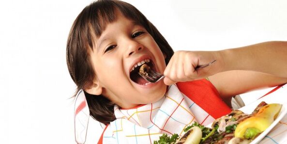 das Kind isst Gemüse während einer Diät mit Pankreatitis