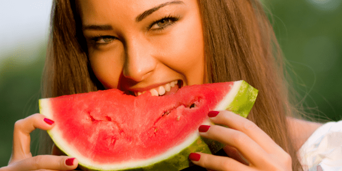 Mädchen, das Wassermelone isst, um Gewicht zu verlieren