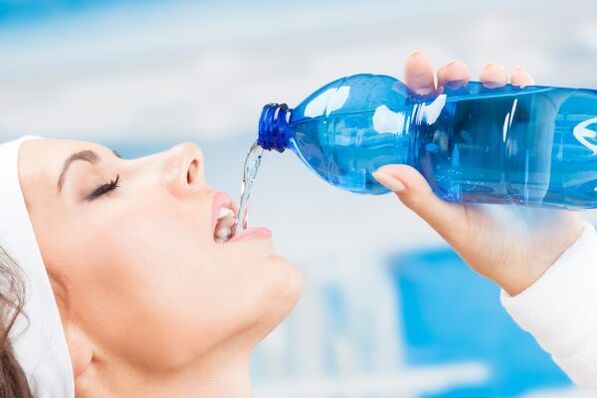 Sie können in einer Woche 5 kg Übergewicht loswerden, indem Sie viel Wasser trinken. 