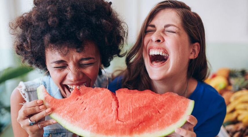 Die Mädchen essen Wassermelone