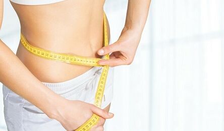 Körperliche Übungen zum Abnehmen an den Seiten und am Bauch.