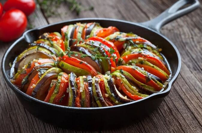 Dekorieren Sie mit Tomaten und Zucchini